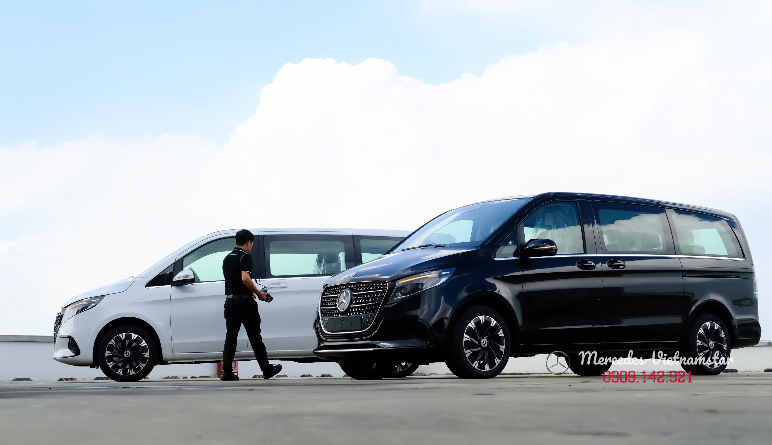 Mercedes V 300 Avantgarde 2025: Chuẩn mực "Limousine" dành cho gia đình và doanh nghiệp 8 Hông xe V300 màu đen với đường gân dập nổi chạy dọc thân xe mạnh mẽ.
