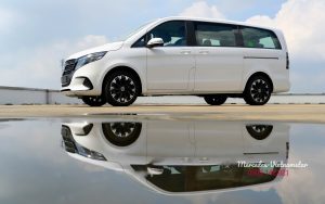 Đầu xe Mercedes V300 Avantgarde màu trắng Rock Crystal nổi bật dưới nắng.