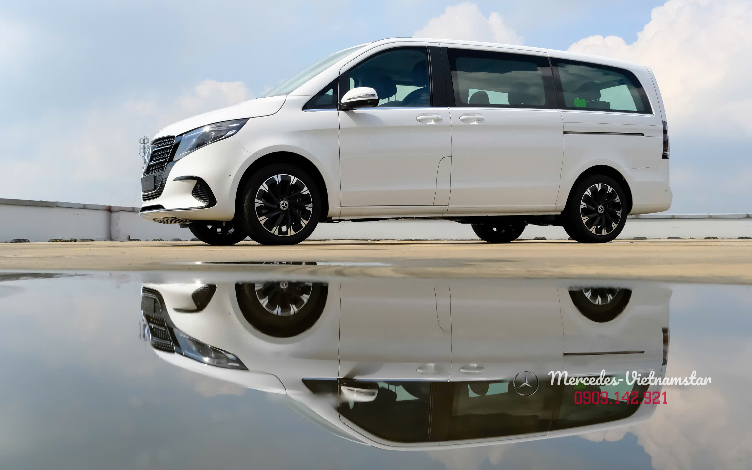 hinh-anh-v300-avantgarde-tai-mercedes-binh-duong-31 Đầu xe Mercedes V300 Avantgarde màu trắng Rock Crystal nổi bật dưới nắng.