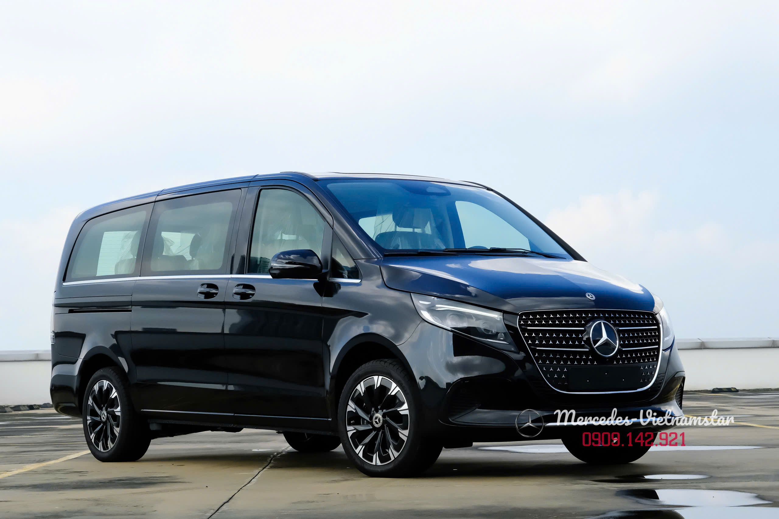Mercedes V 300 Avantgarde 2025: Chuẩn mực "Limousine" dành cho gia đình và doanh nghiệp 12 Hông xe V300 màu đen với đường gân dập nổi chạy dọc thân xe mạnh mẽ.