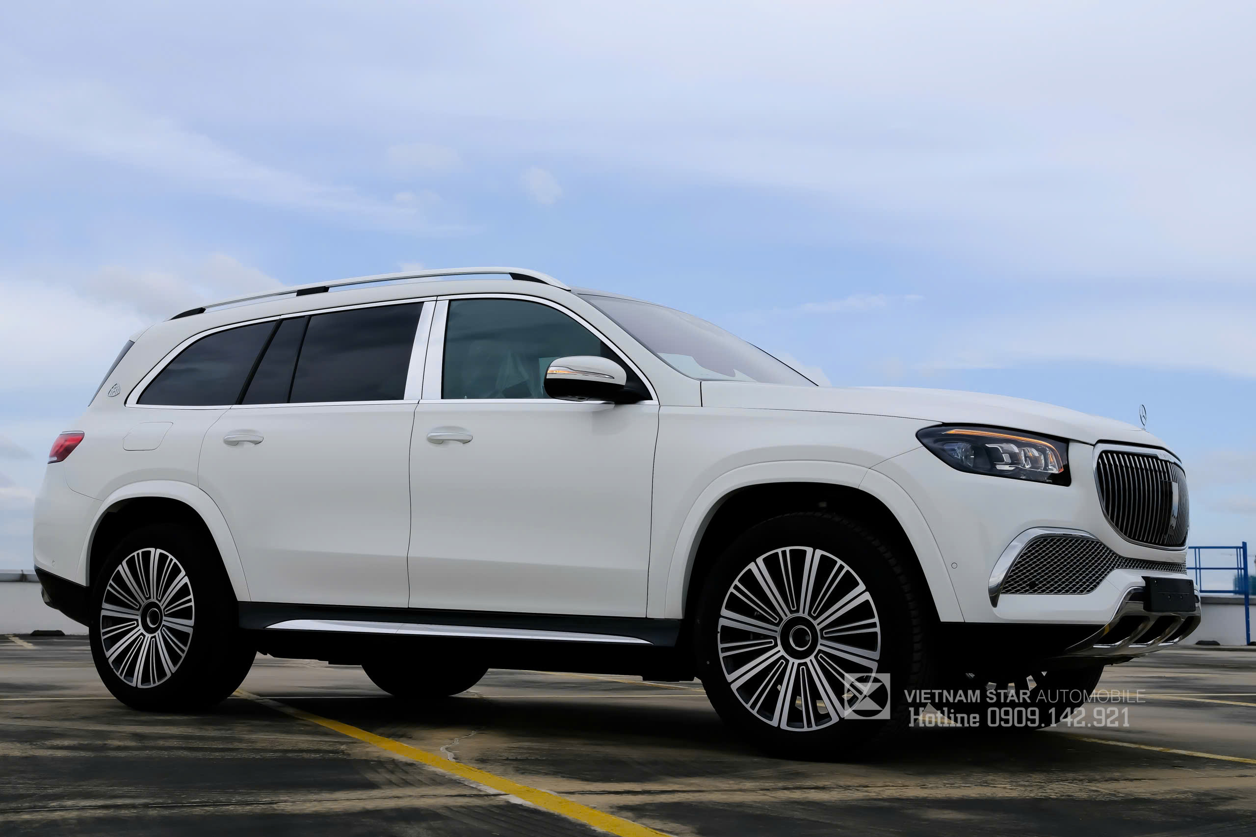 Mâm xe Maybach đặc trưng thiết kế đa chấu, kích thước 22-inch.