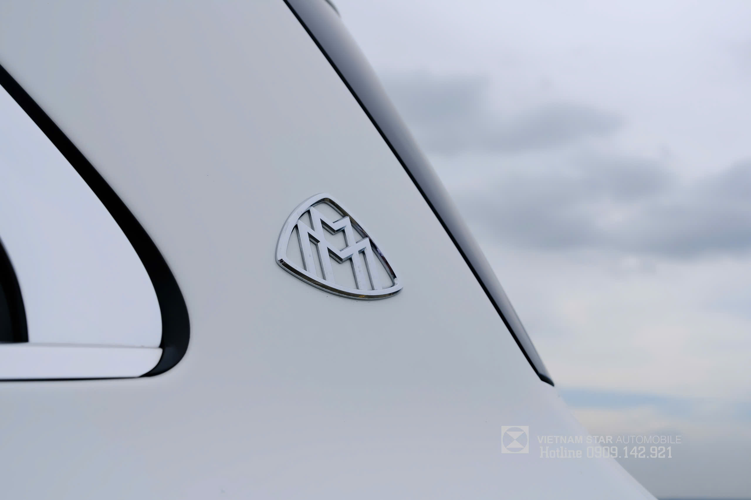 Maybach GLS 480 4MATIC 7 Logo Maybach trên cột D, ngoại thất màu trắng tinh tế