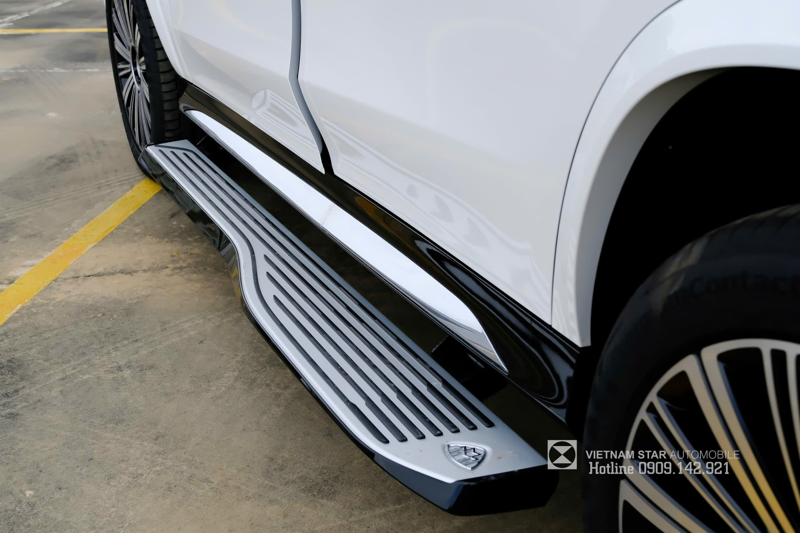 Maybach GLS 480 4MATIC 9 Bậc lên xuống thò thụt trên Maybach GLS480 Màu Trắng