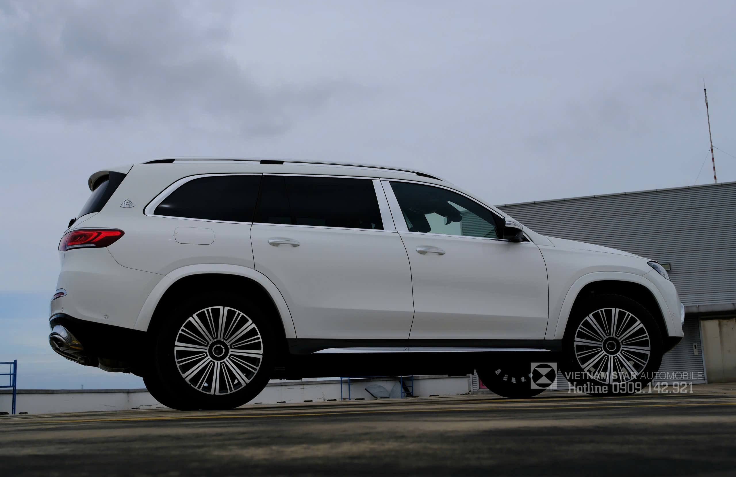 Maybach GLS 480 4MATIC 8 Chiều dài xe Maybach GLS 480 trắng thể hiện rõ sự rộng rãi