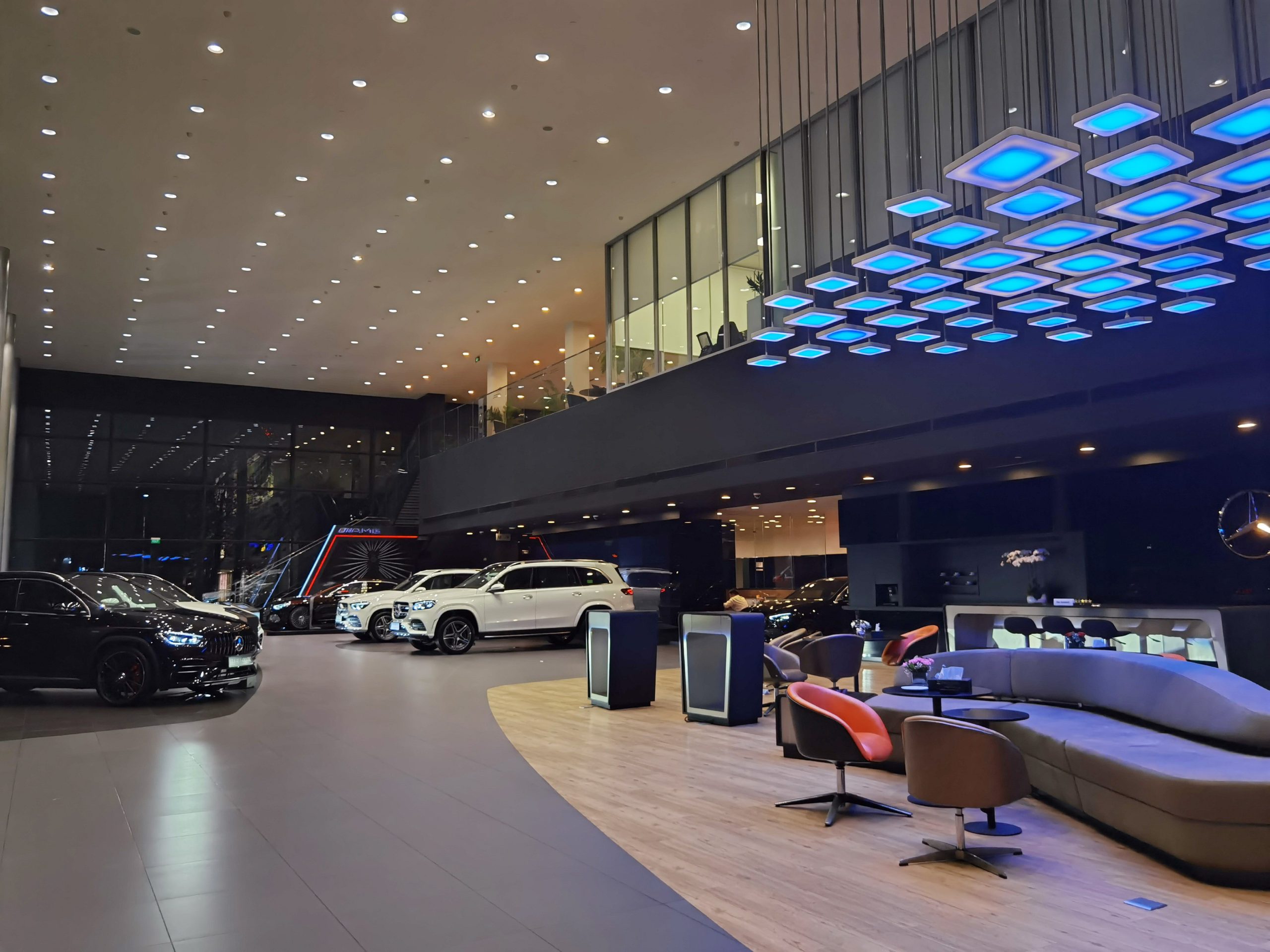 bên trong showroom mercedes bình dương