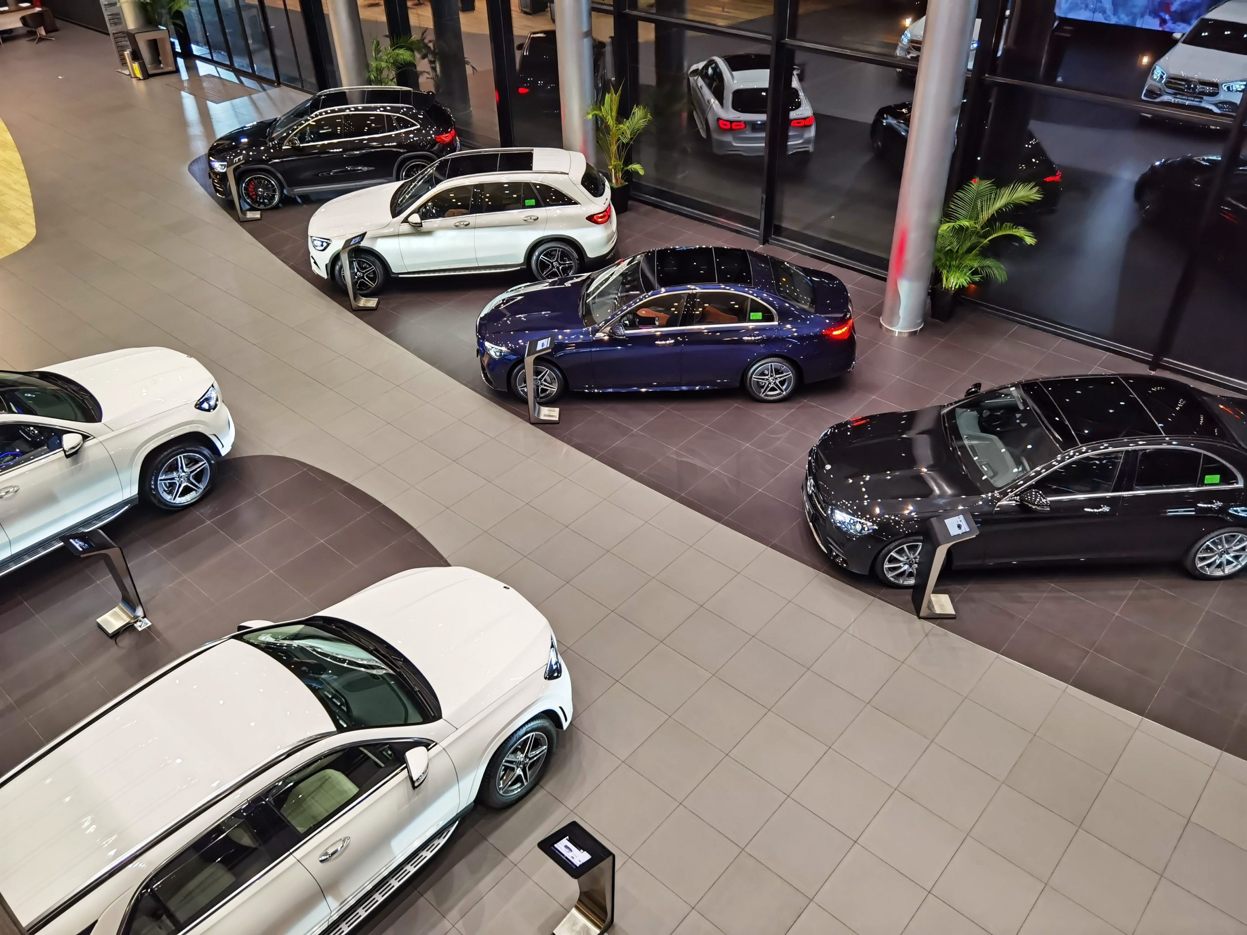 bên trong showroom mercedes bình dương