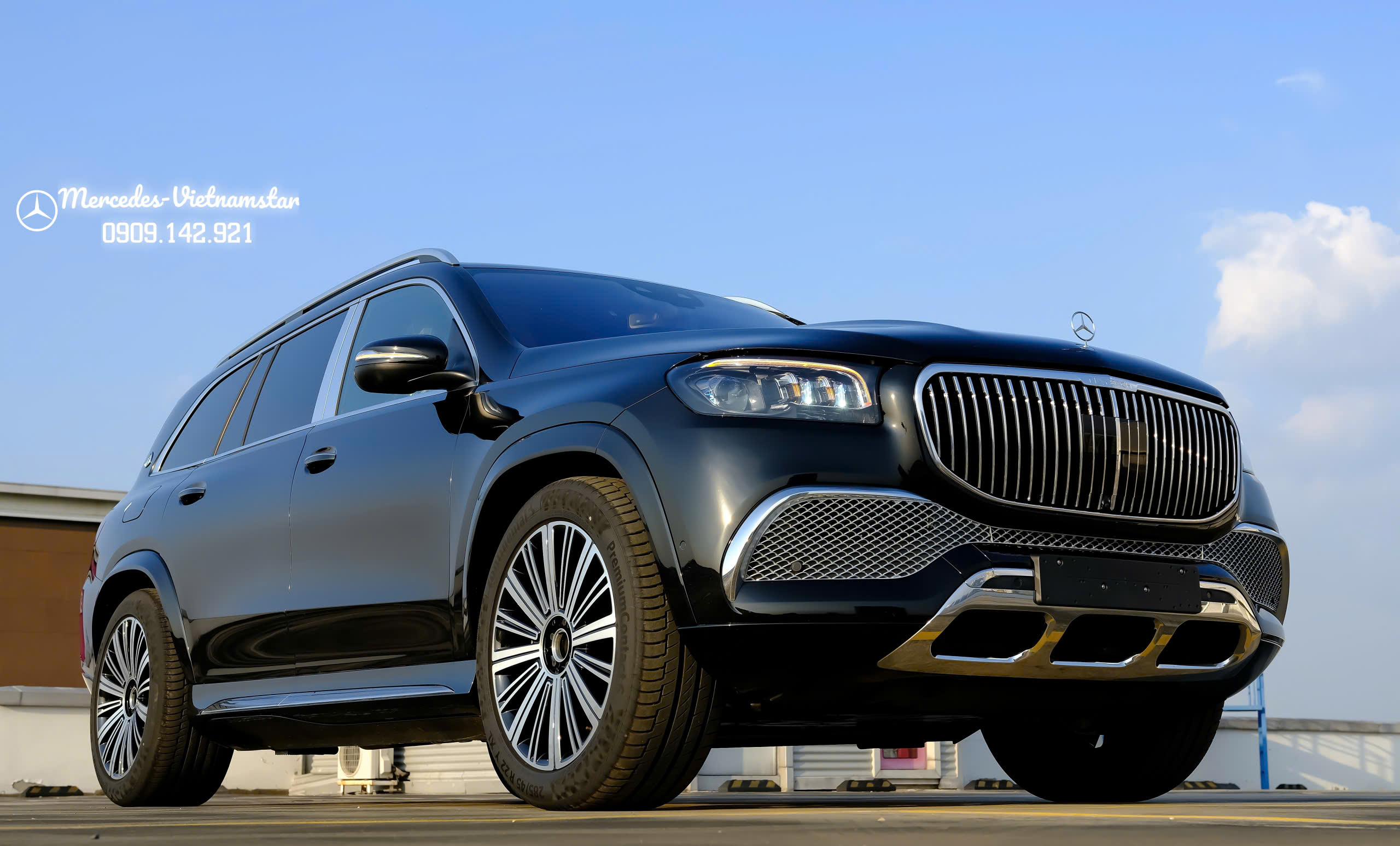 Maybach GLS 480 Màu Đen Giao Ngay 7 Thiết kế lưới tản nhiệt đặc trưng Maybach GLS với các thanh chrome phủ bóng trang trí.