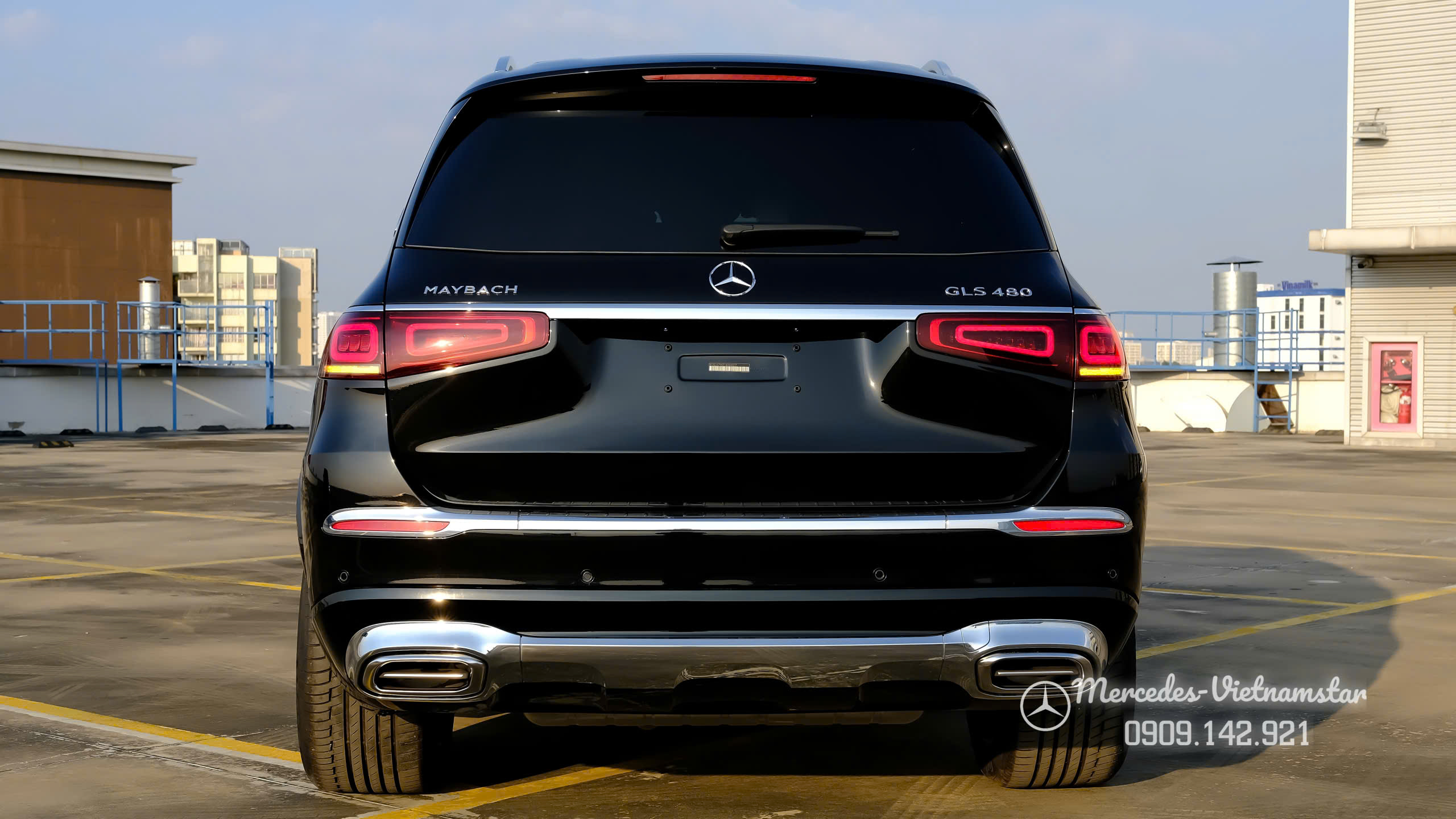 Maybach GLS 480 Màu Đen Giao Ngay 11 Cận cảnh chi tiết viền chrome cao cấp ở phần đuôi xe GLS 480.