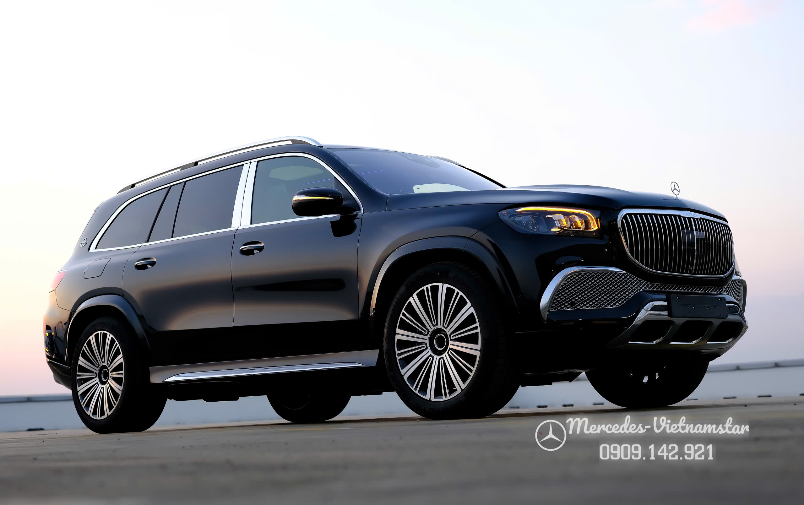 Maybach GLS 480 Màu Đen Giao Ngay 12 Thiết kế lưới tản nhiệt đặc trưng Maybach GLS với các thanh chrome phủ bóng trang trí.