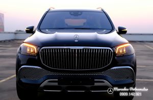 Maybach GLS 480 Màu Đen Giao Ngay 3 Cận cảnh ký tự “MAYBACH” nổi bật ở cạnh trên lưới tản nhiệt.