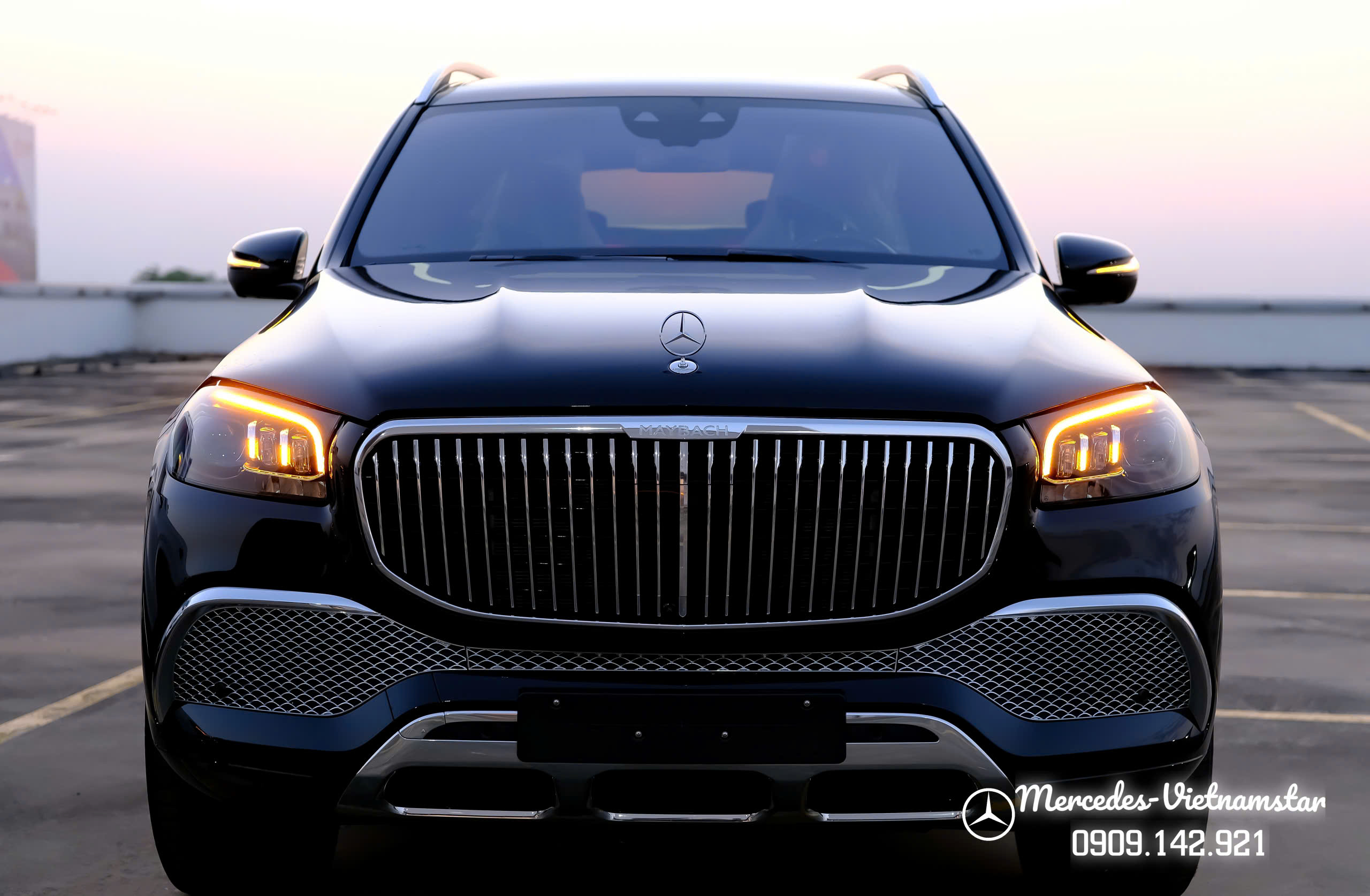 Maybach GLS 480 Màu Đen Giao Ngay 14 Cận cảnh ký tự “MAYBACH” nổi bật ở cạnh trên lưới tản nhiệt.