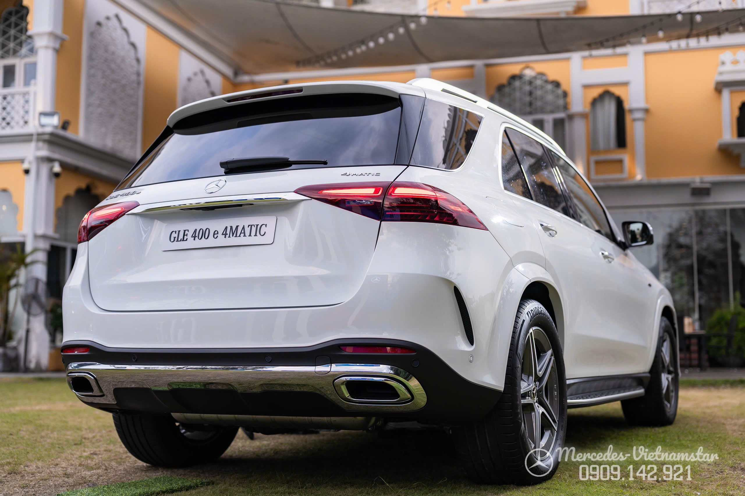 Đuôi xe Mercedes GLE400e với thiết kế cản sau AMG thể thao