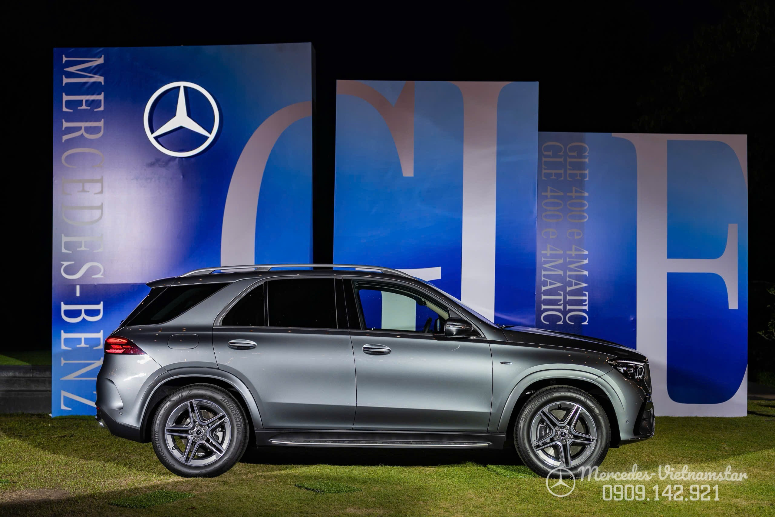 Góc chụp ngang thân xe Mercedes GLE400e dài 4.9 mét bề thế