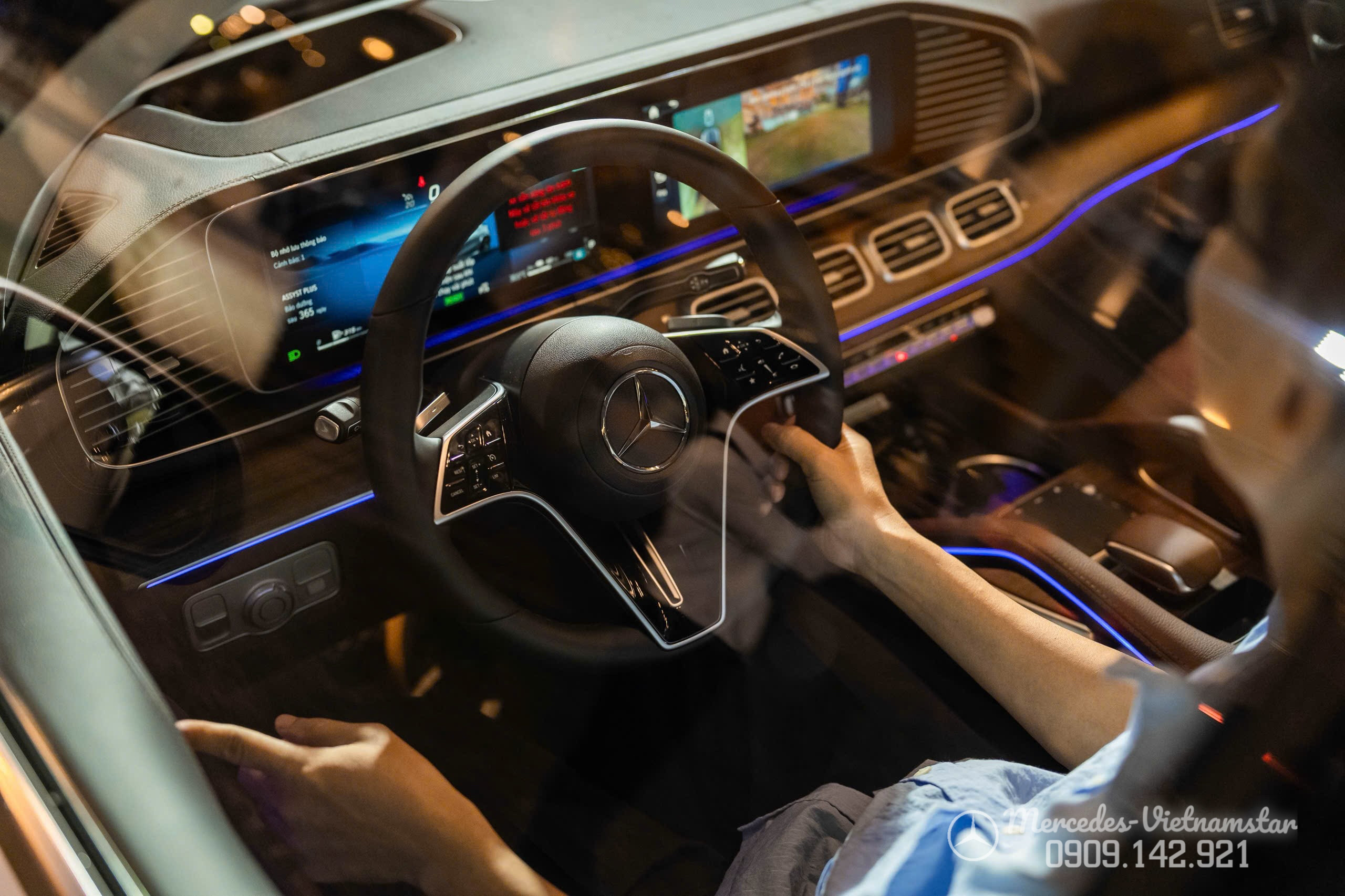 Vô lăng thể thao bọc da Nappa tích hợp nút cảm ứng xe GLE 400e