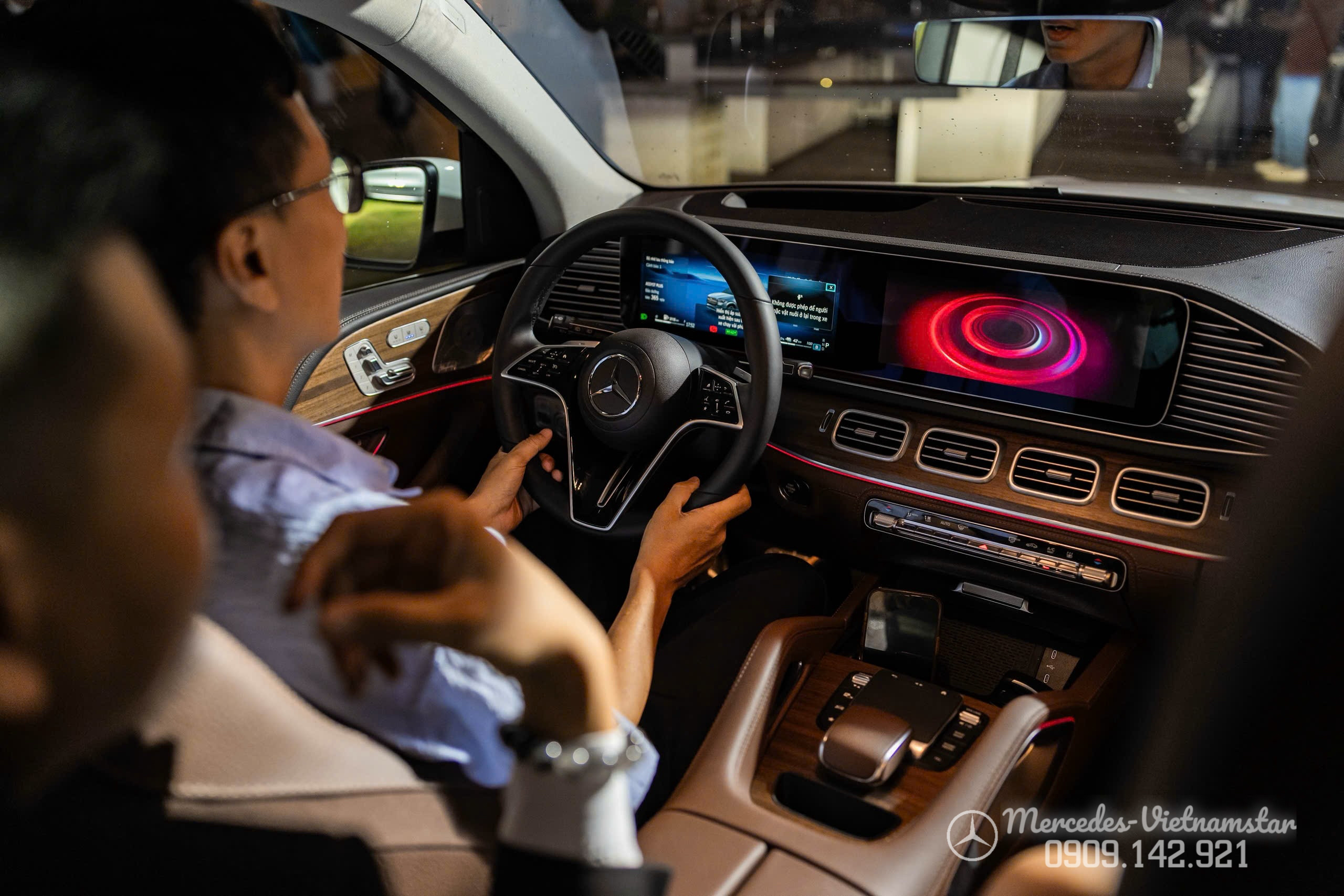 Tổng thể khoang nội thất sang trọng của Mercedes GLE400e