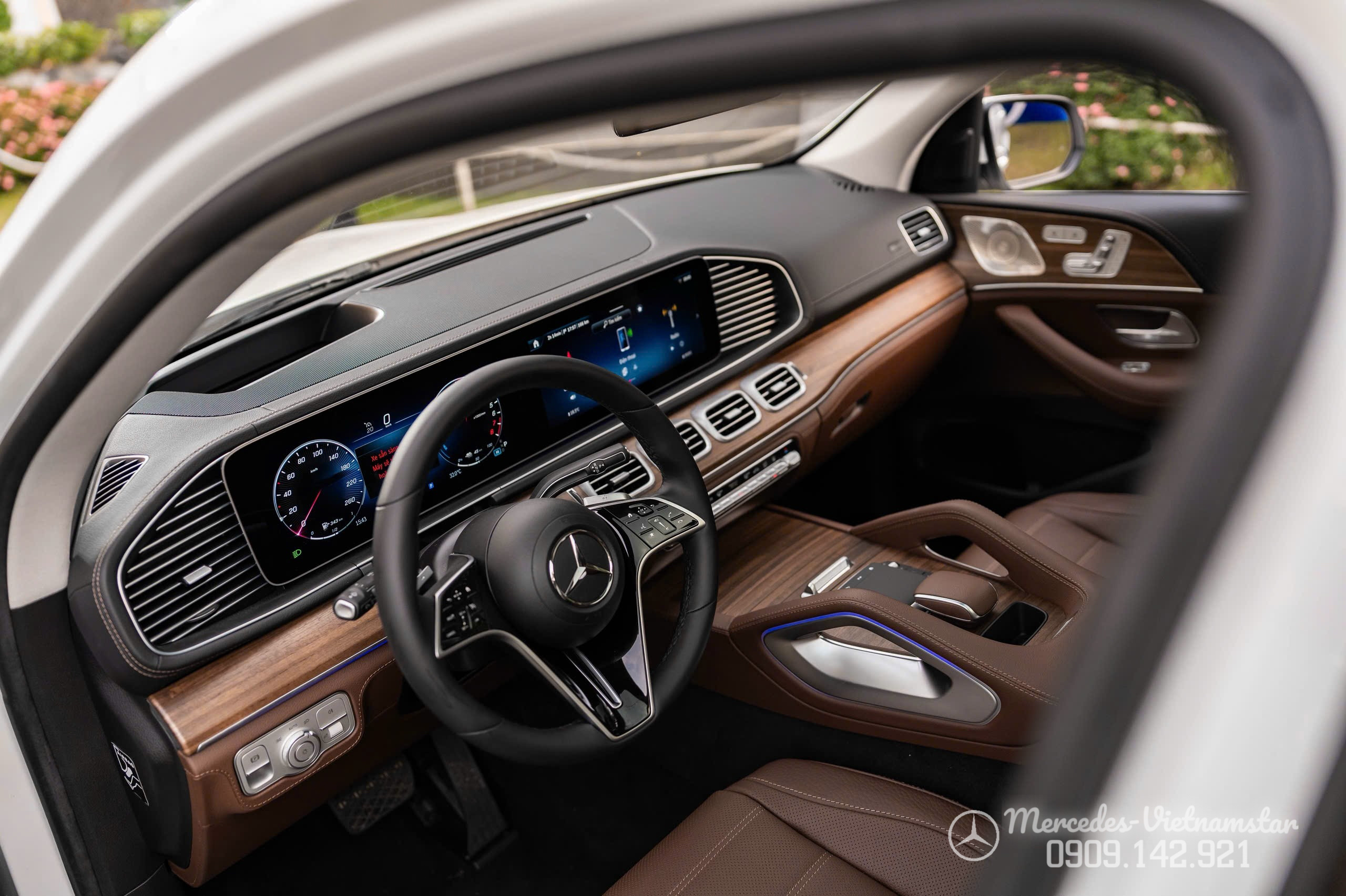 Tổng thể khoang nội thất sang trọng của Mercedes GLE400e