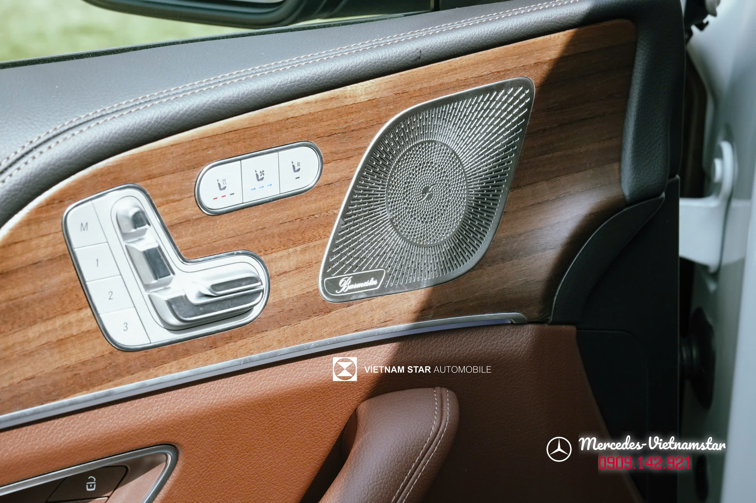 Loa Burmester 13 loa công suất 590W trên cánh cửa GLE400e PHEV