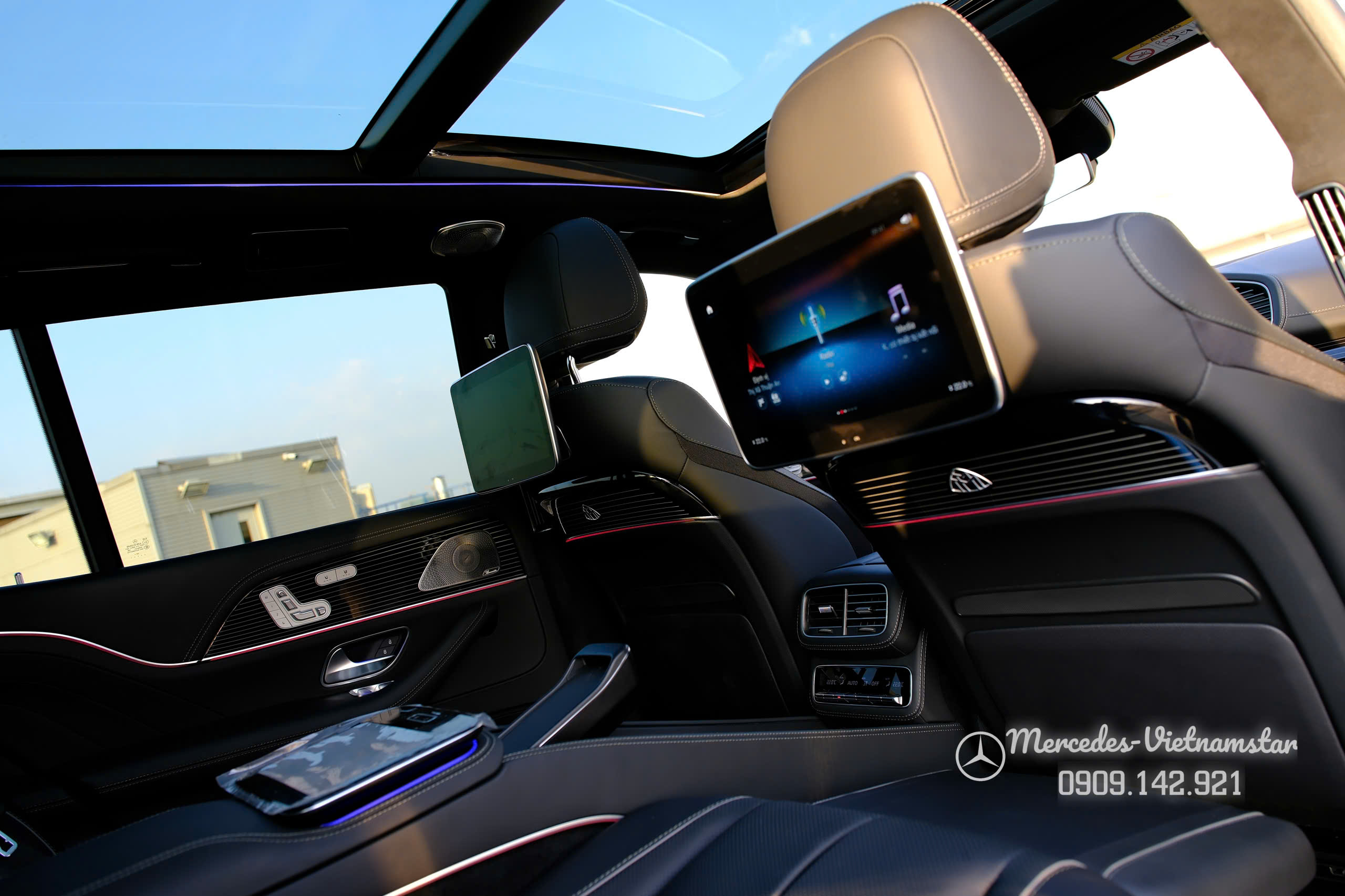 Maybach GLS 480 Màu Đen Giao Ngay 23 Hệ thống giải trí MBUX High-End cho hàng ghế sau với 2 màn hình 11,6-inch.
