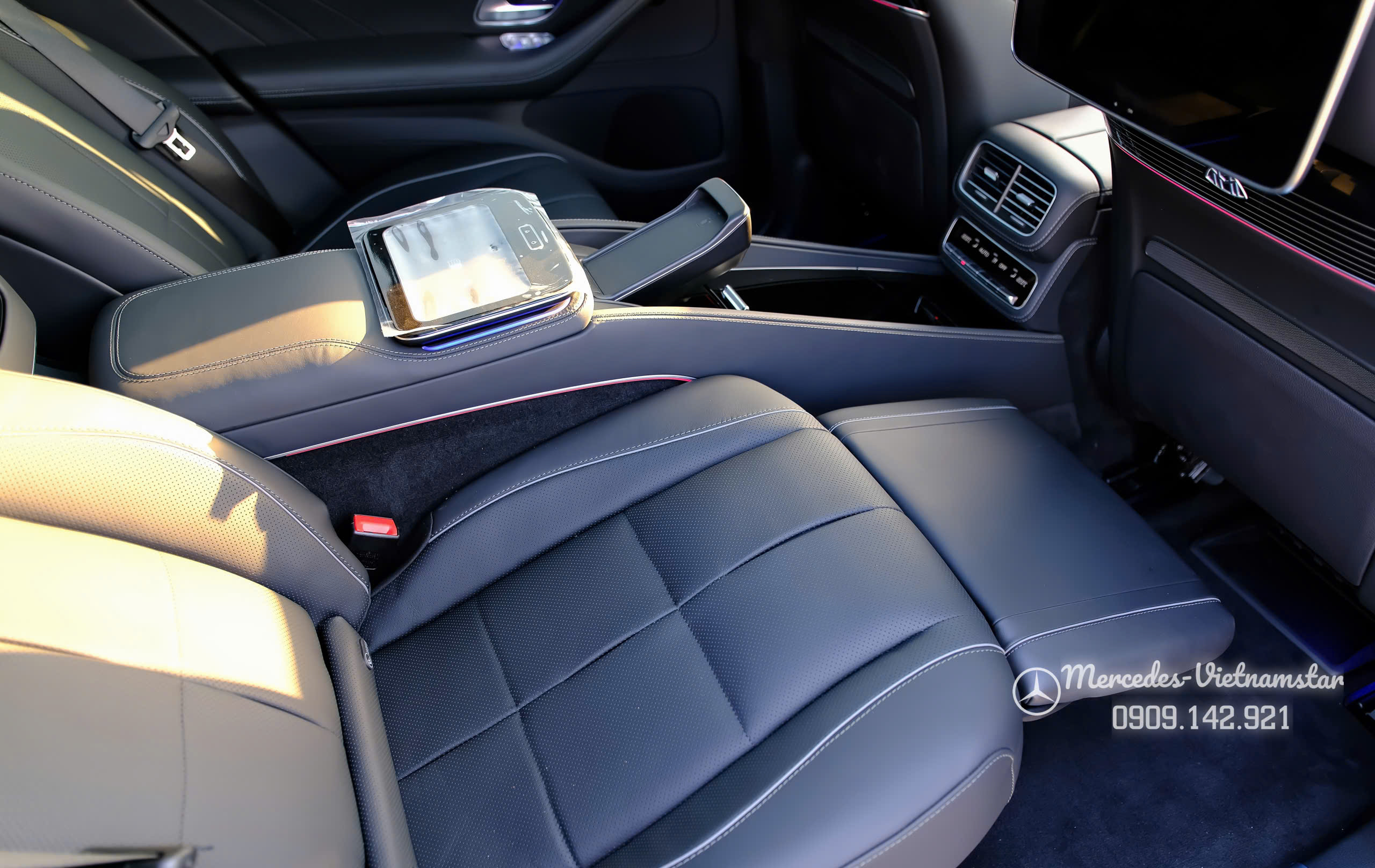 Maybach GLS 480 Màu Đen Giao Ngay 26 Hàng ghế sau tiện nghi với 4 chế độ massage và 2 cường độ tuỳ chọn.