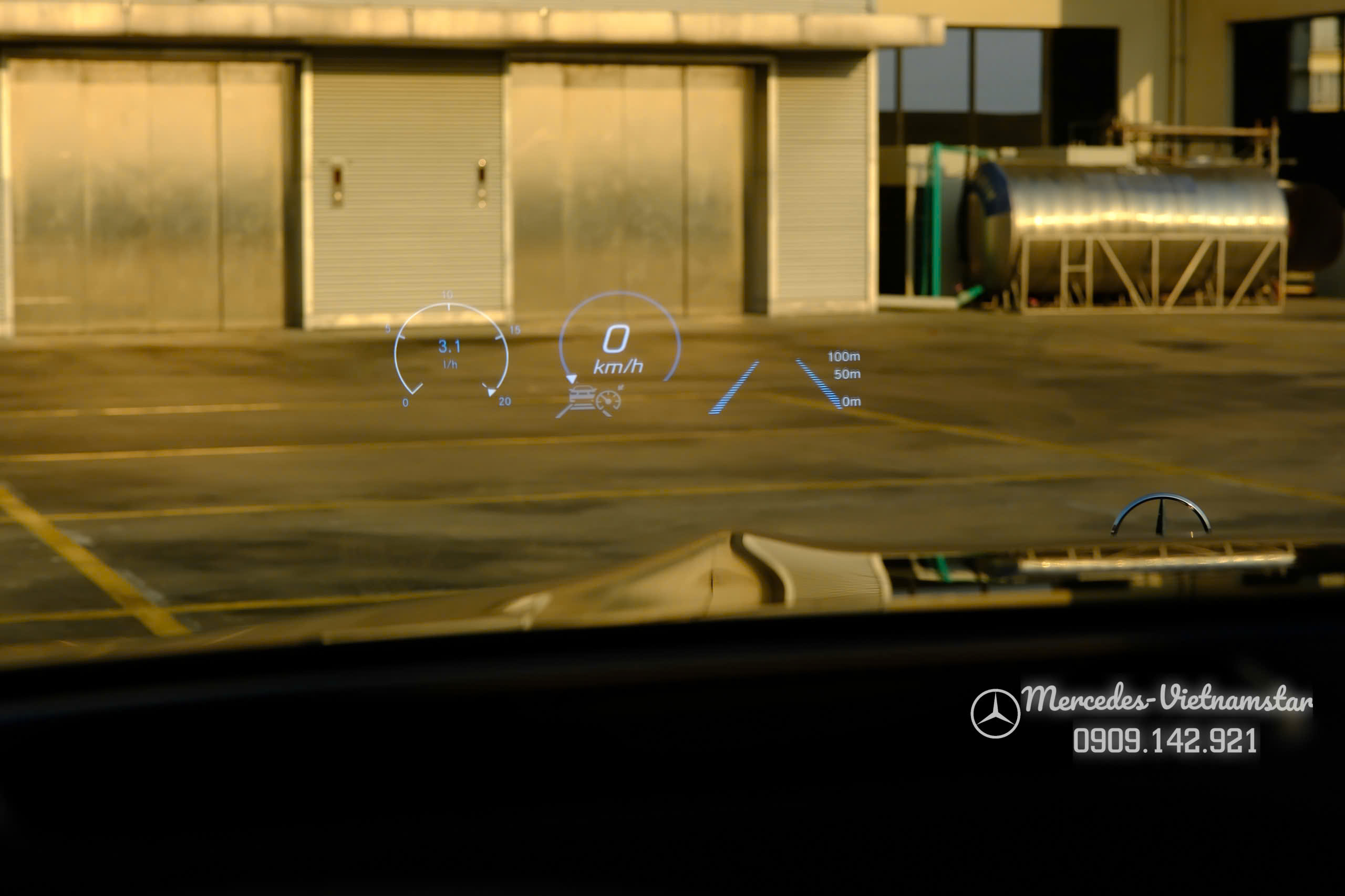 Maybach GLS 480 Màu Đen Giao Ngay 20 Chức năng hiển thị thông tin trên kính chắn gió (Head-up Display) của Maybach GLS 480 giúp người lái tập trung tối đa.