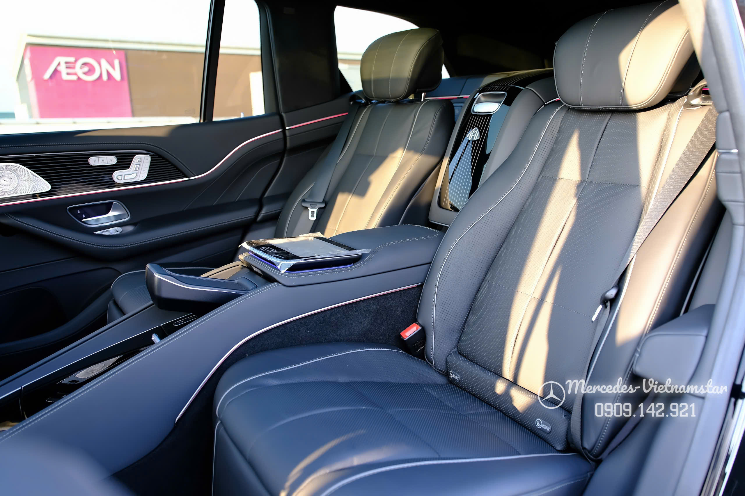 Maybach GLS 480 Màu Đen Giao Ngay 25 Máy tính bảng điều khiển MBUX tích hợp trong tựa tay trung tâm hàng ghế sau.