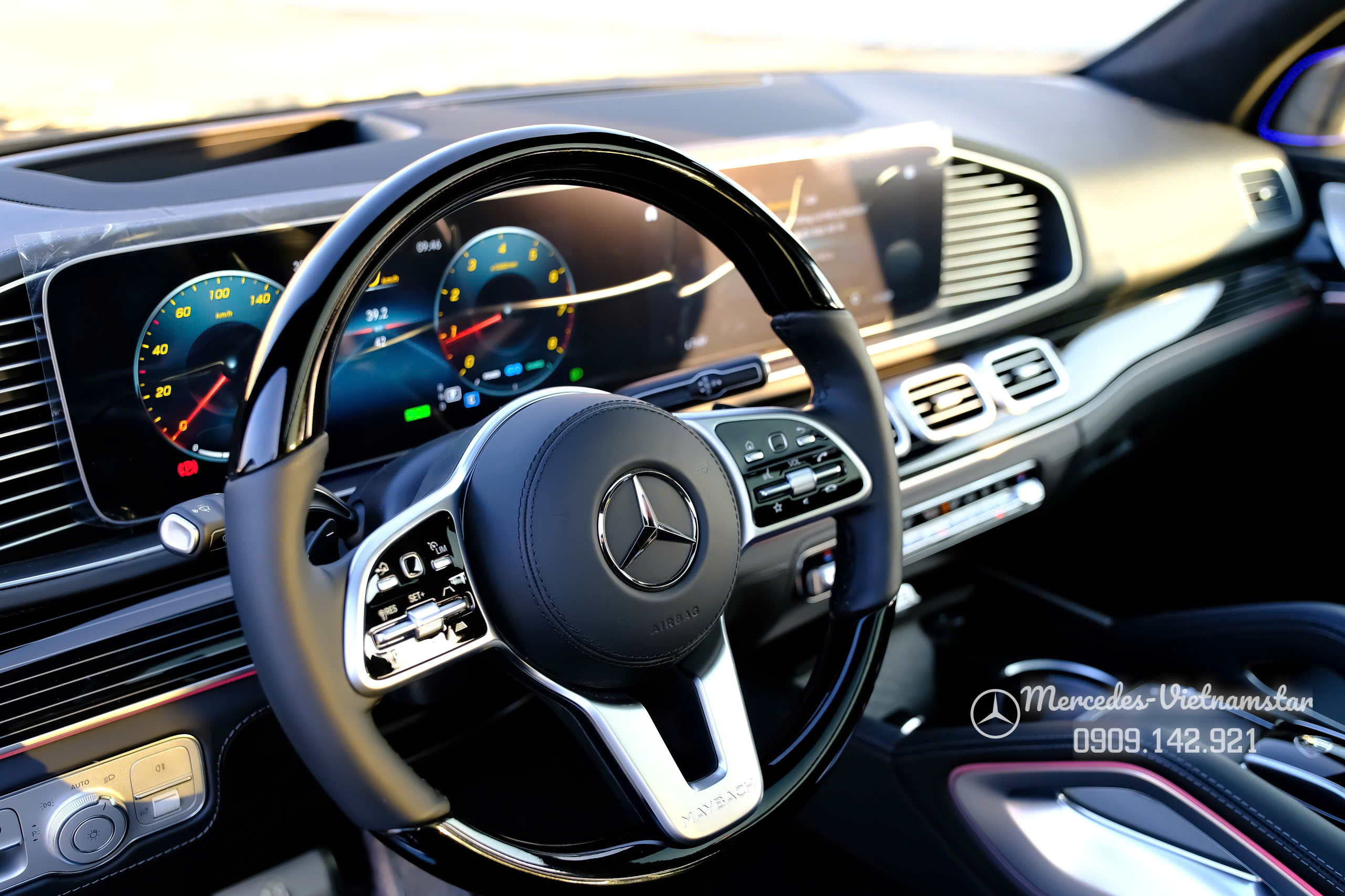 Maybach GLS 480 Màu Đen Giao Ngay 17 Vô lăng bọc da Nappa/ốp gỗ cao cấp với ký hiệu “MAYBACH".