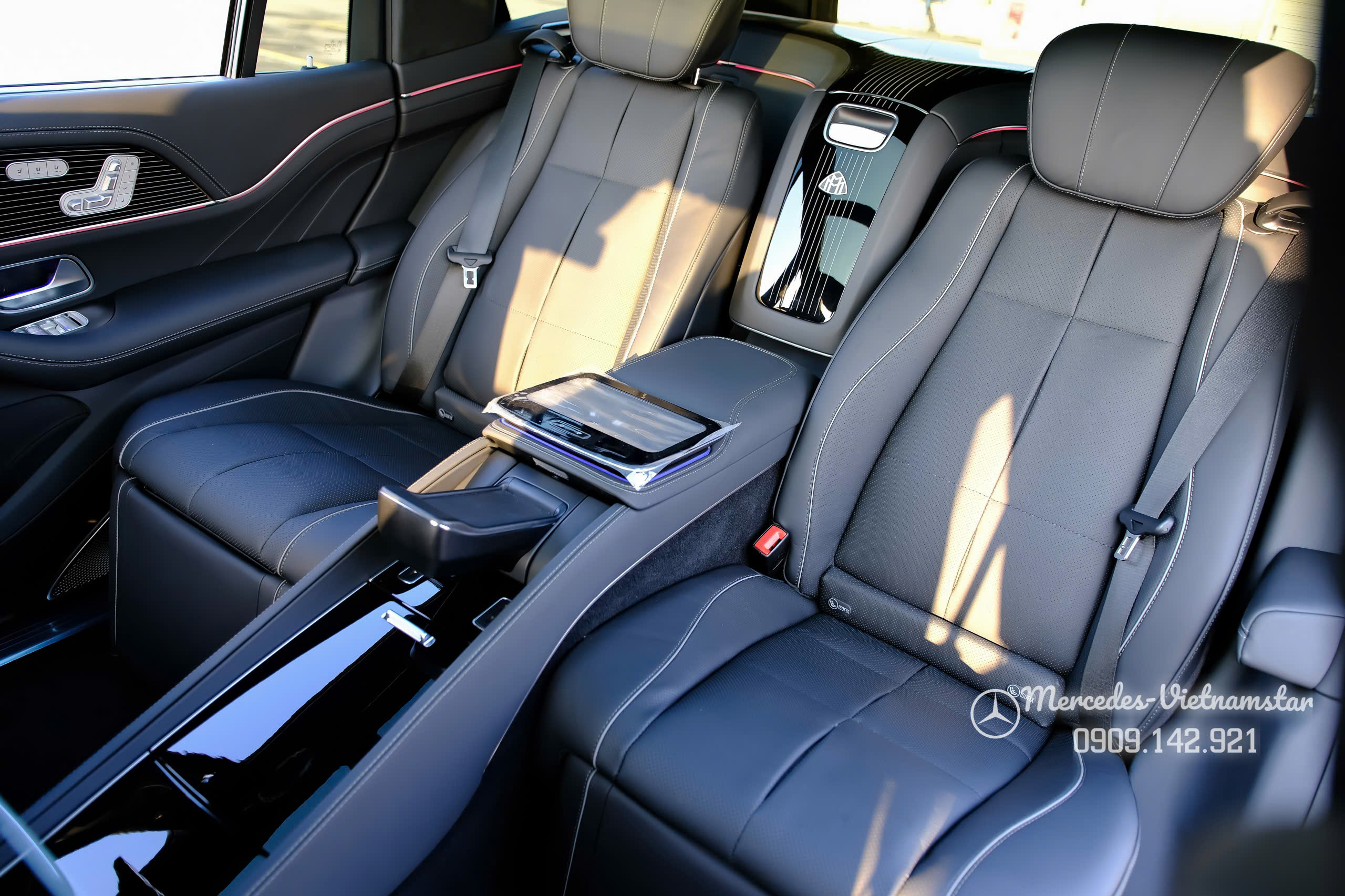 Maybach GLS 480 Màu Đen Giao Ngay 22 Khoang sau hạng nhất GLS 480 với 2 ghế độc lập.